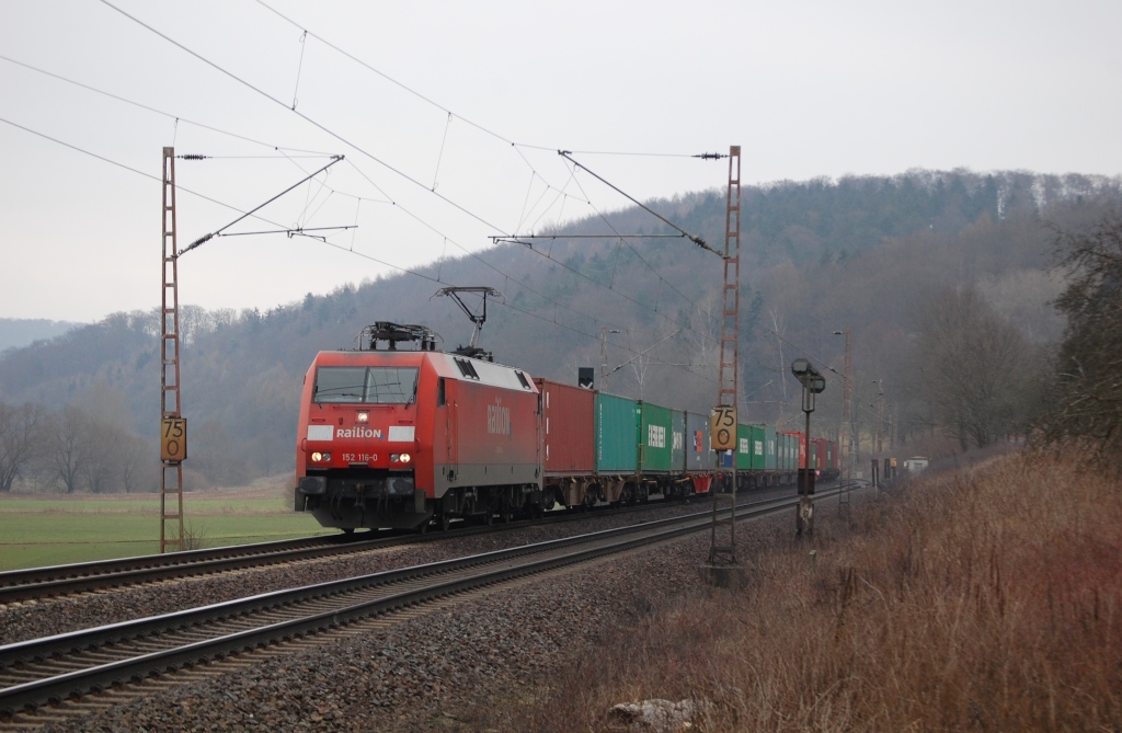 152 116-0 mit einem Containerzug, am 19.02.2011 bei Einbeck-Salzderhelden