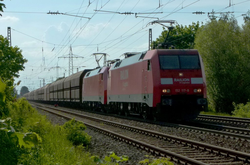 152 117-8 und 152 016-2 sind mit einem Leerkohlezug am 20.05.2012 in Landstuhl