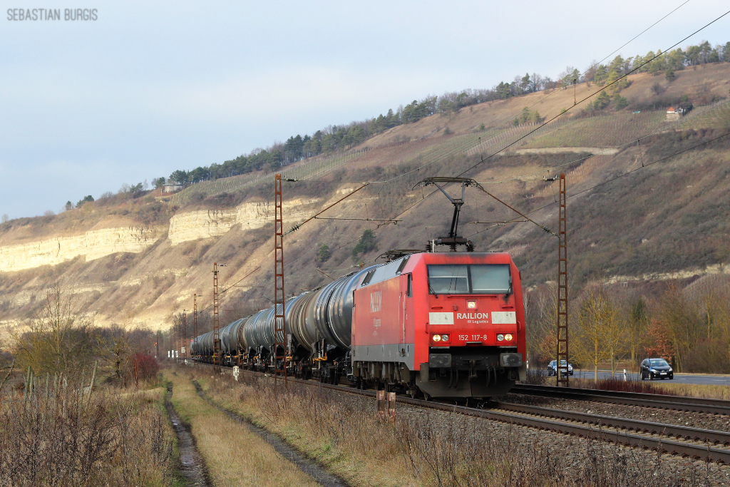 152 117-8 mit einem Kesselwagenzug bei Thüngersheim im Maintal (02.01.2013)