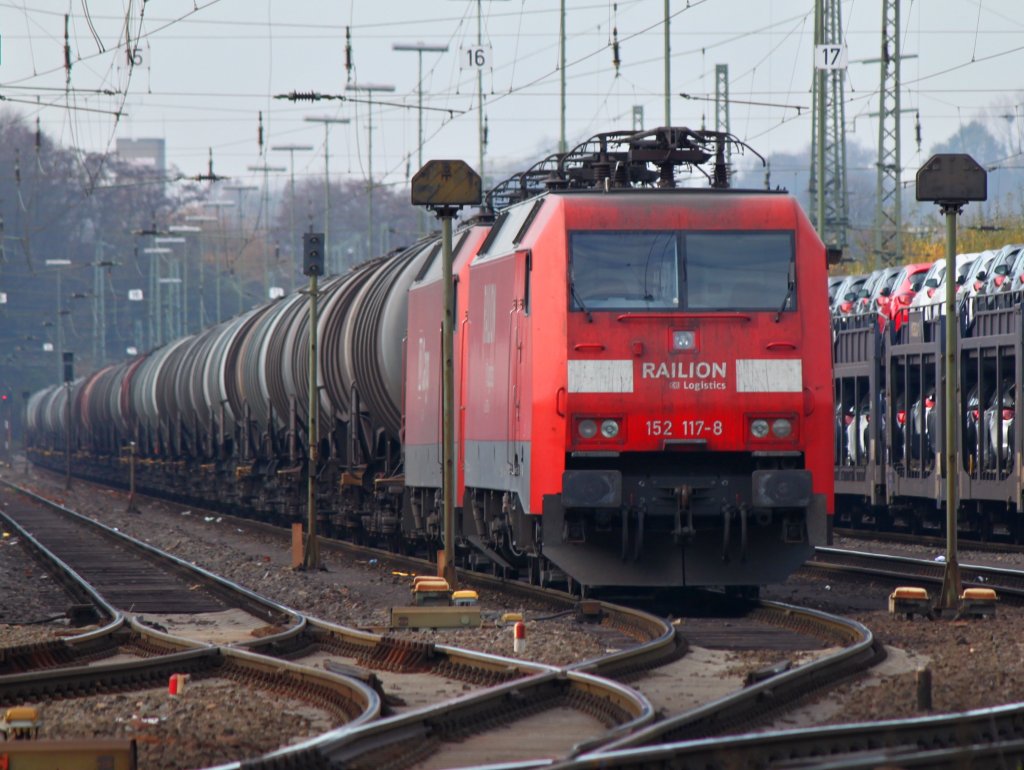 152 117-8 und eine weitere 152er stehen am 20.11.2011 vor einem Kesselzug.