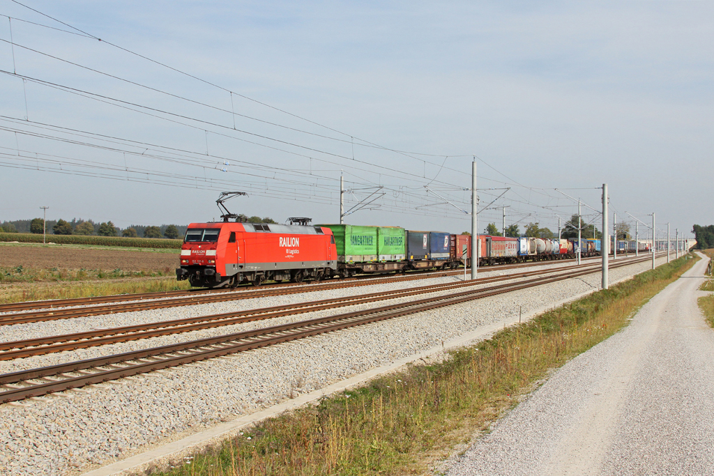 152 117 mit einem KLV Zug am 24.09.2011 bei Hattenhofen.