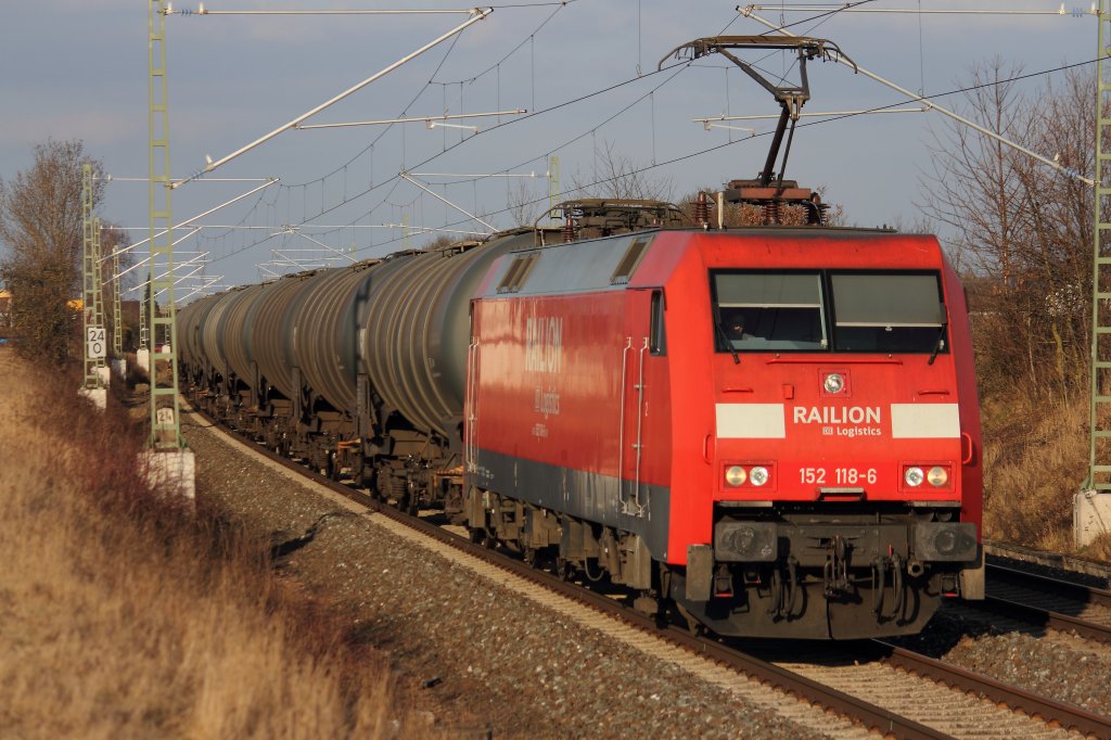152 118-6 Railion mit Kesselwagen bei Staffelstein am 07.03.2012.