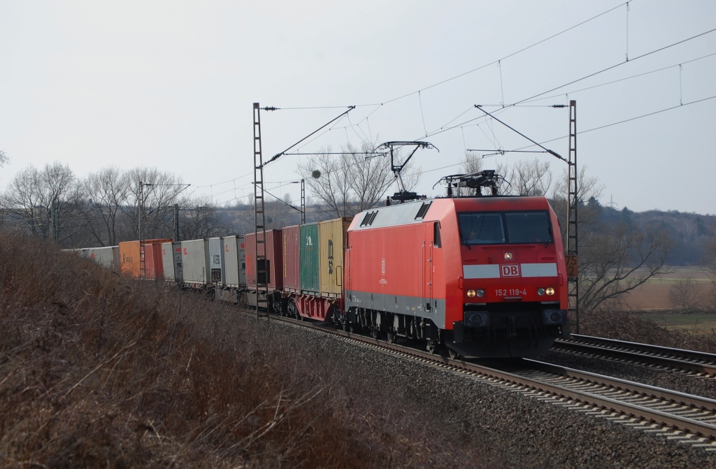 152 119-4 mit Containerzug am 12.03.2011 zwischen Salzderhelden und Kreiensen