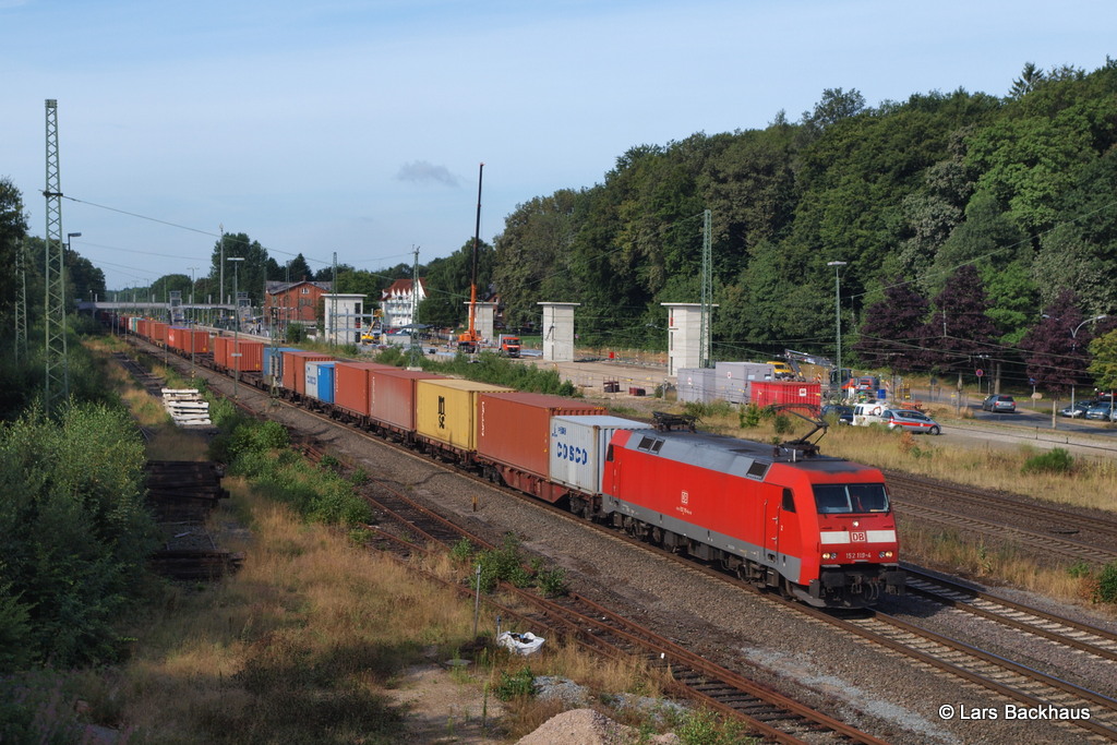 152 119-4 rollt mit einem langen Containerzug durch Tostedt gen Hamburg-Waltershof. Aufgenommen am 09.08.13.