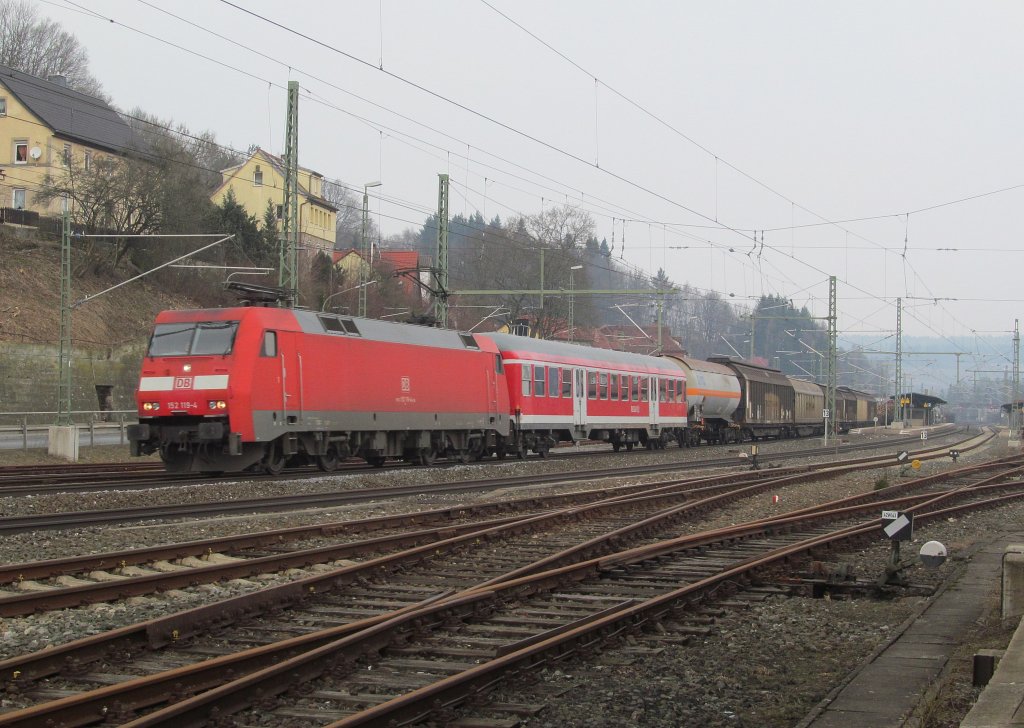 152 119-4 zieht am 29. Mrz 2013 einen n-Wagen (22-35 336) und einige Gterwagen durch Kronach.