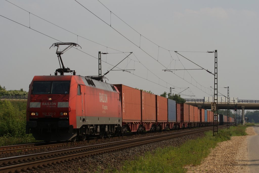 152 120-2 mit einem Containerzug in Meerbusch-Osterrath am 21.05.2011