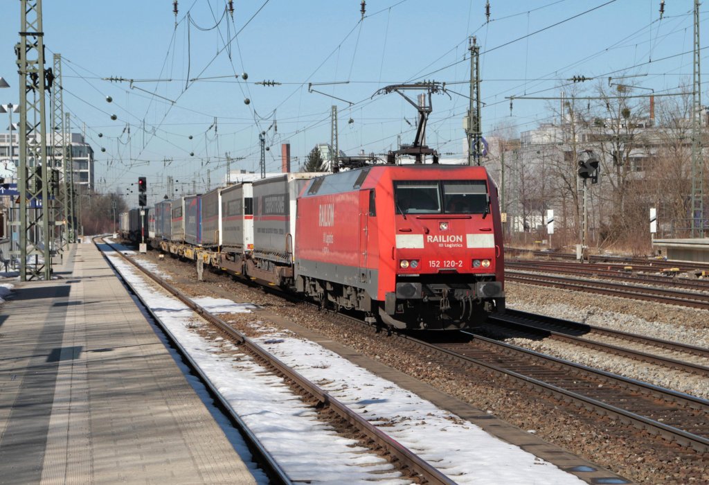 152 120-2 mit Gterzug bei der Durchfahrt Mnchen - Heimeranplatz am 05.03.2013