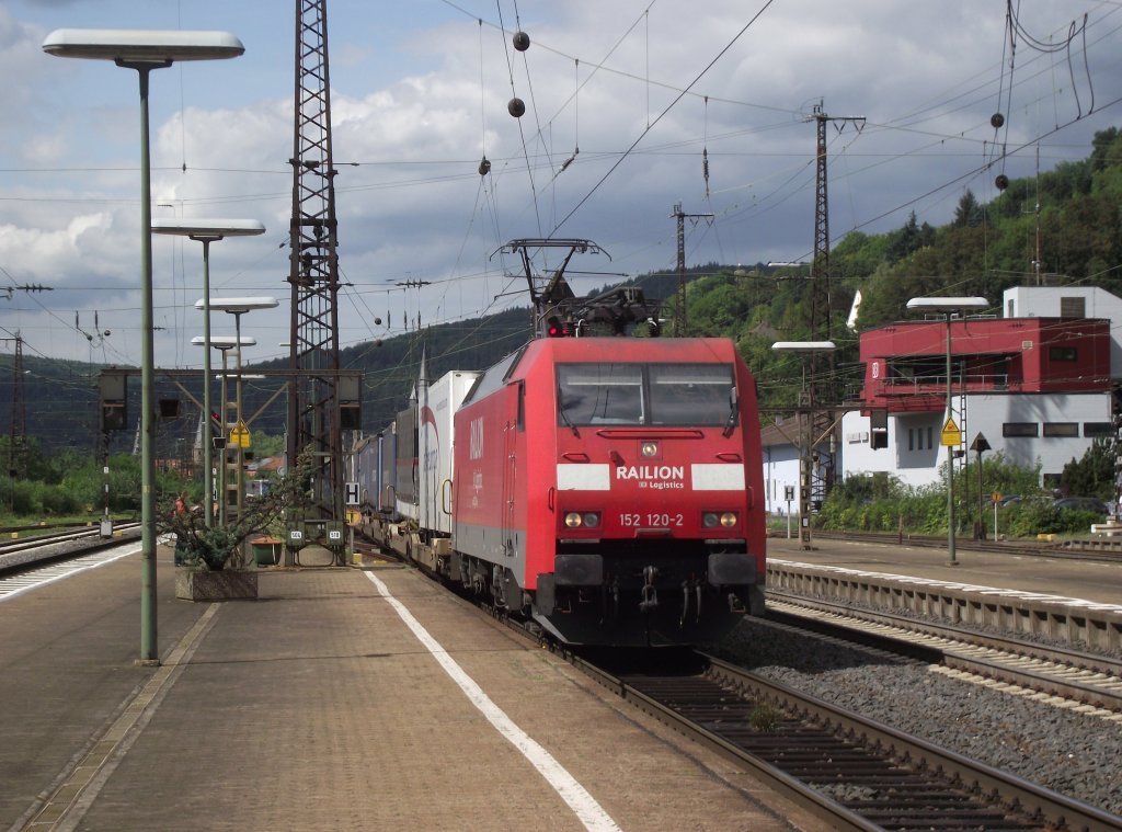 152 120-2 zieht am 30. August 2011 einen KLV durch den Bahnhof Gemnden am Main.