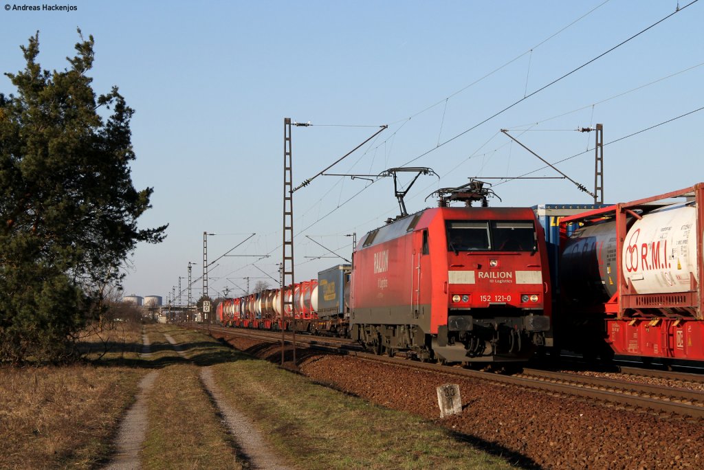 152 121-0 als Tfzf gen S�den bei Wiesental 2.3.11