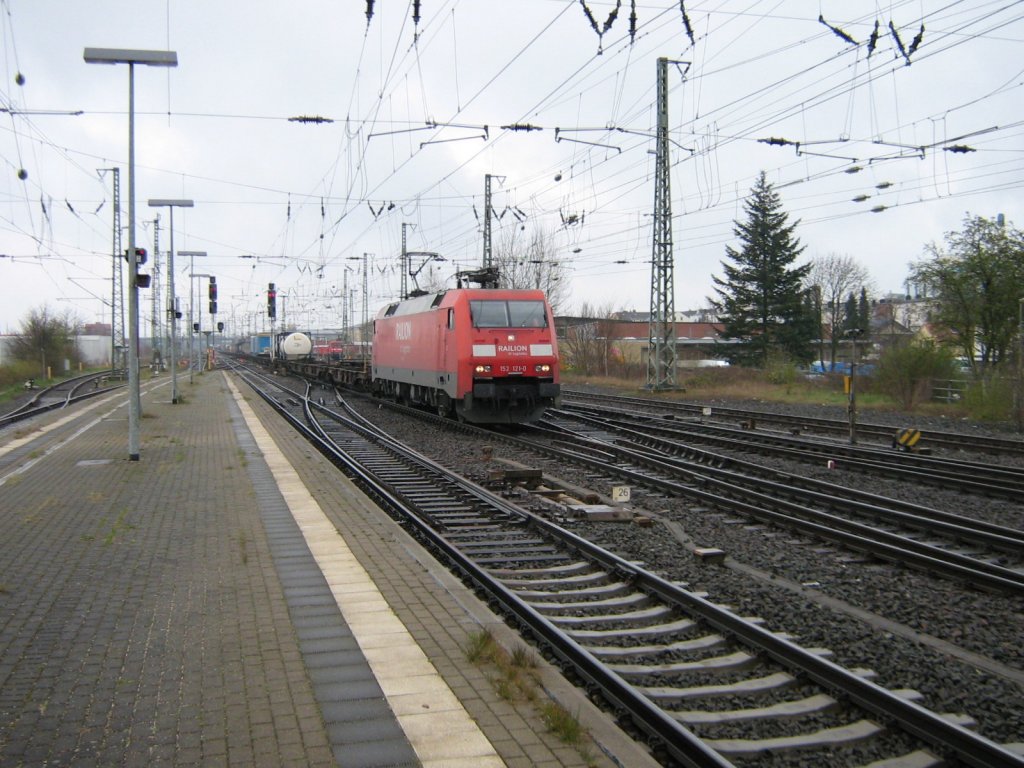 152 121-0 mit einem gemischten Gterzug bei der Durchfahrt durch den Bahnhof Neumnster nach Hamburg am 17.04.2008