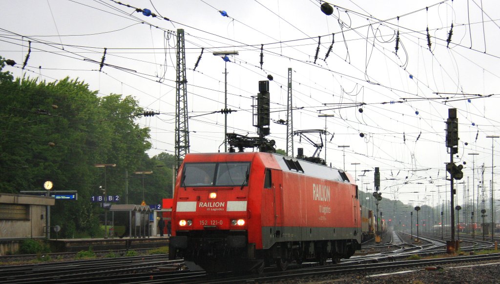 152 121-0 von Railion rangiert in Aachen-West bei Regenwetter am Abend vom 13.6.2013.