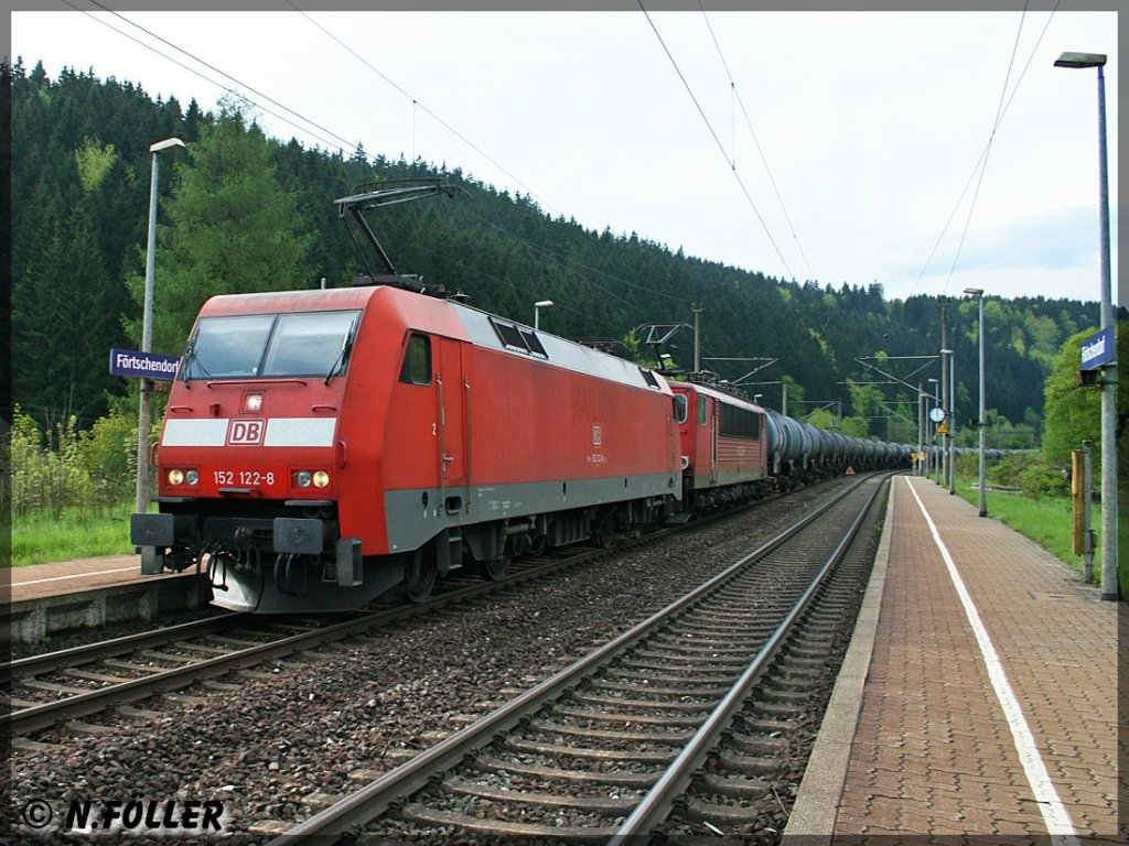 152 122 als Vorspann vor einer 155 mit einem Keselwagenzug am 15.5.2013 in Frtschendorf