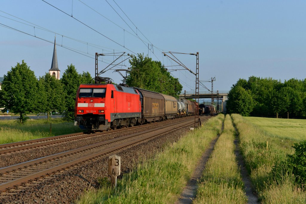 152 122 mit einem Gterzug am 02.06.2012 unterwegs bei Thngersheim.