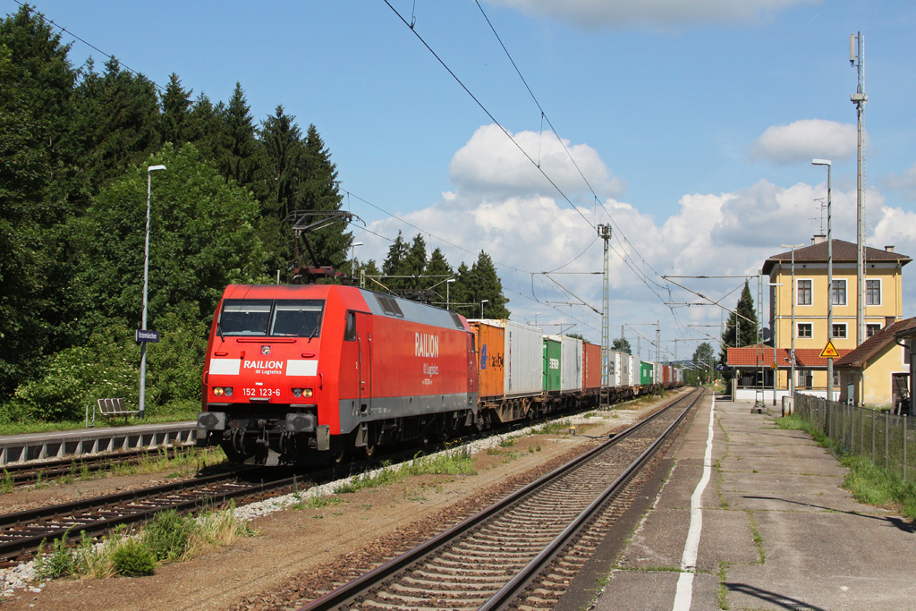 152 123 mit einem Containerzug am 15.06.2011 in Ostermnchen.