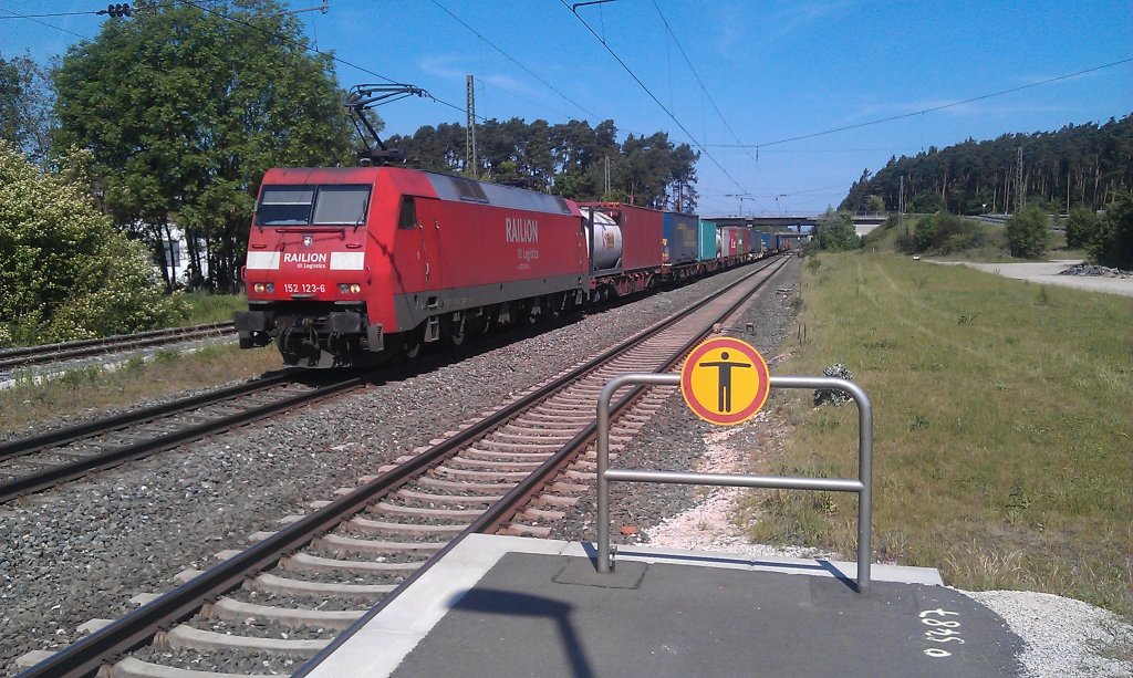 152 123 mit einem Sattelauflieger- und Containerzug am 26.05.2012 in Strullendorf Richtung Nrnberg. 