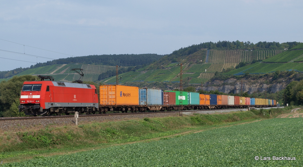 152 124-4 hat am 5.09.12 einen langen Containerzug am Haken und bringt diesen Richtung s�den. Aufgenommen bei Himmelstadt.