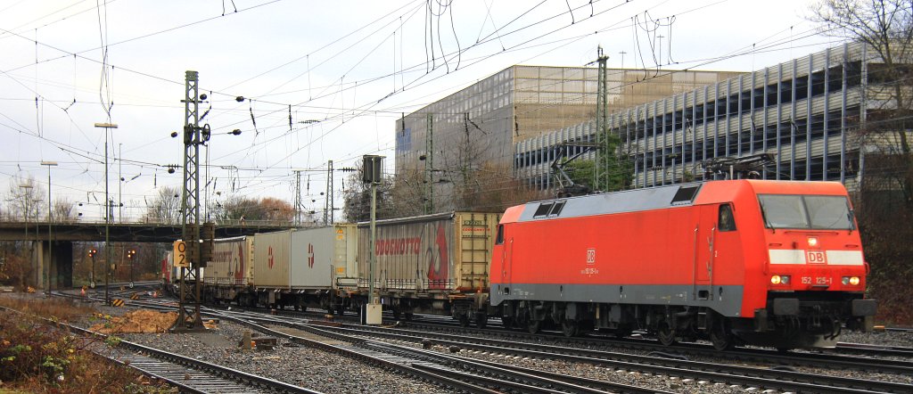 152 125-1 DB kommt aus Richtung Kln mit einem Arcese-LKW-Zug aus  Verona(I) nach Genk(B) und fhrt in Aachen-West ein bei Regenwetter am 16.12.2012.