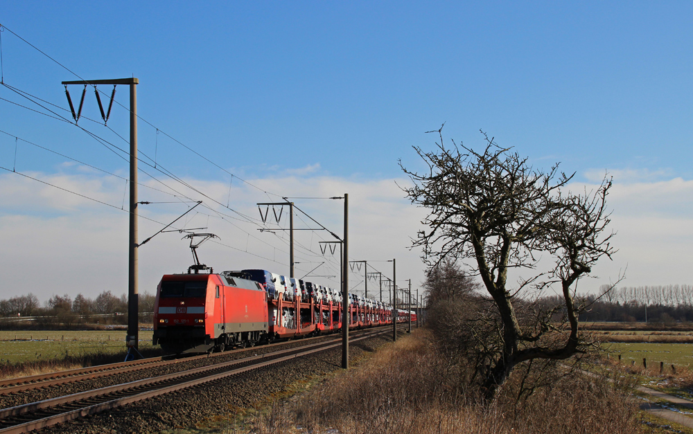152 125-1 fuhr am 12.03.2013 mit einem Autozug von Osnabr�ck nach Emden, hier bei Veenhusen.