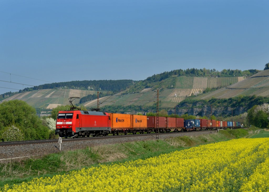 152 125 mit einem Containerzug am 19.04.2011 bei Himmelstadt.