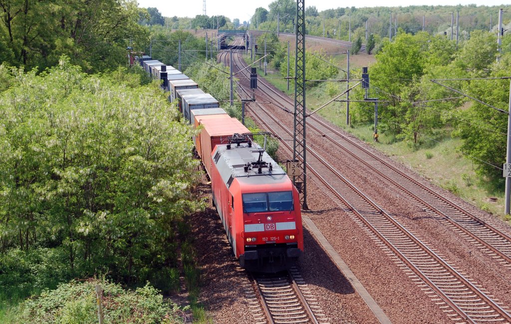 152 125 zog einen Containerzug am 14.05.11 durch Holzweiig Richtung Bitterfeld.