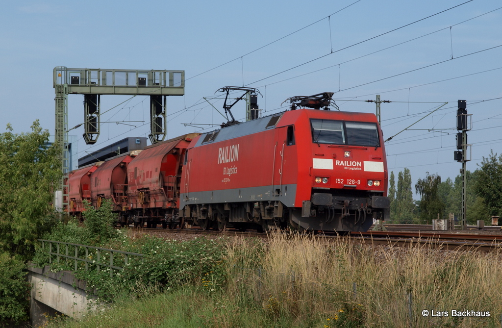 152 126-9 hat am 10.09.12 einen Kalisalzzug von der Hohen Schaar am Haken und passiert hier die S�derelbbr�cken Richtung Hamburg-Harburg.