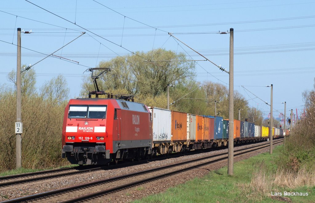 152 126-9 hat am 17.04.10 einen langen Containerzug aus dem Rbf Alte-Sderelbe am Haken und durchfhrt hier gerade Hamburg-Moorburg auf dem Weg Richtung Maschen Rbf.