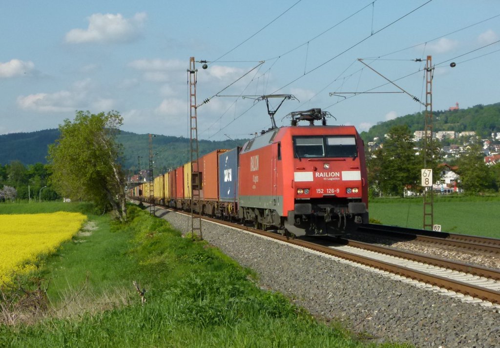 152 126-9 ist mit einem Containerzug am 03.05.2012 bei Ltzelsachsen