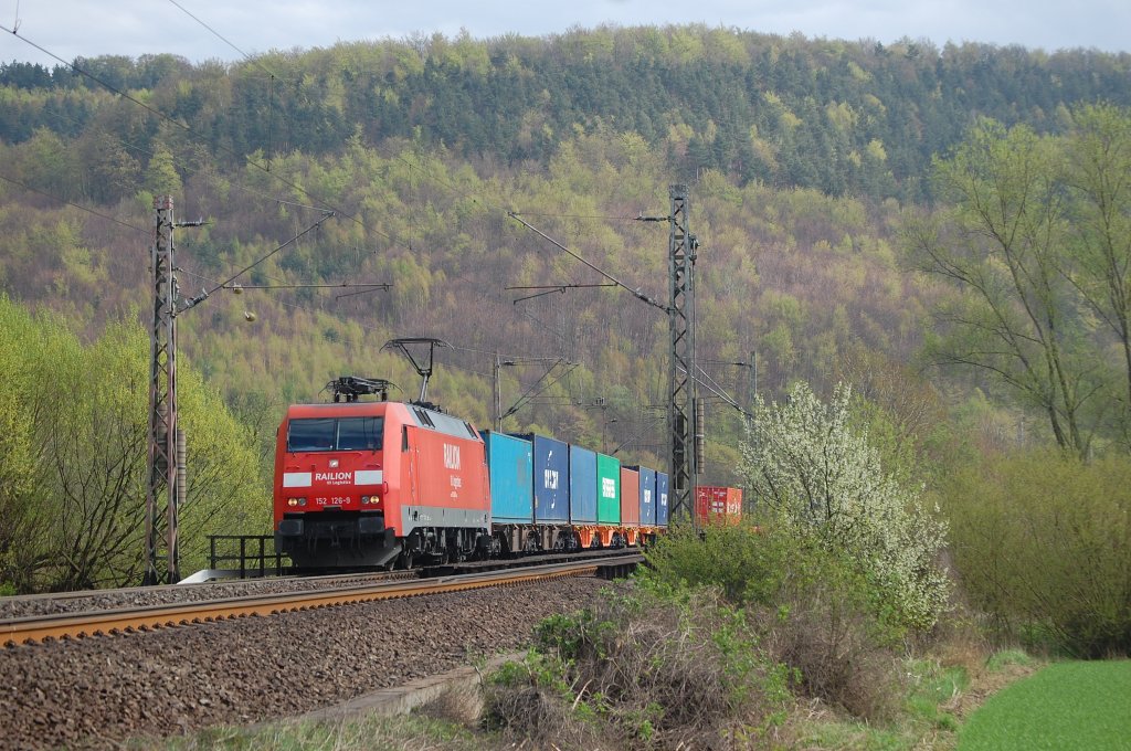 152 126 mit IKE 50136 Regensburg Ost - Maschen Rbf am 16.04.2011 bei Freden