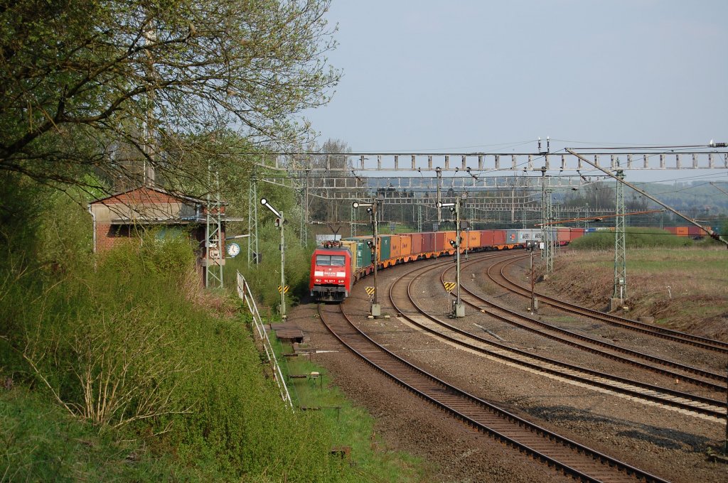 152 127-7 durchfhrt hier mit einem Containerzug den Bbf Langeland, 21.04.2011.