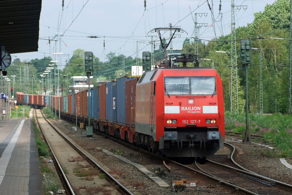 152 127-7 mit Containerzug bei der Durchfahrt in Recklinghausen 21.8.2010