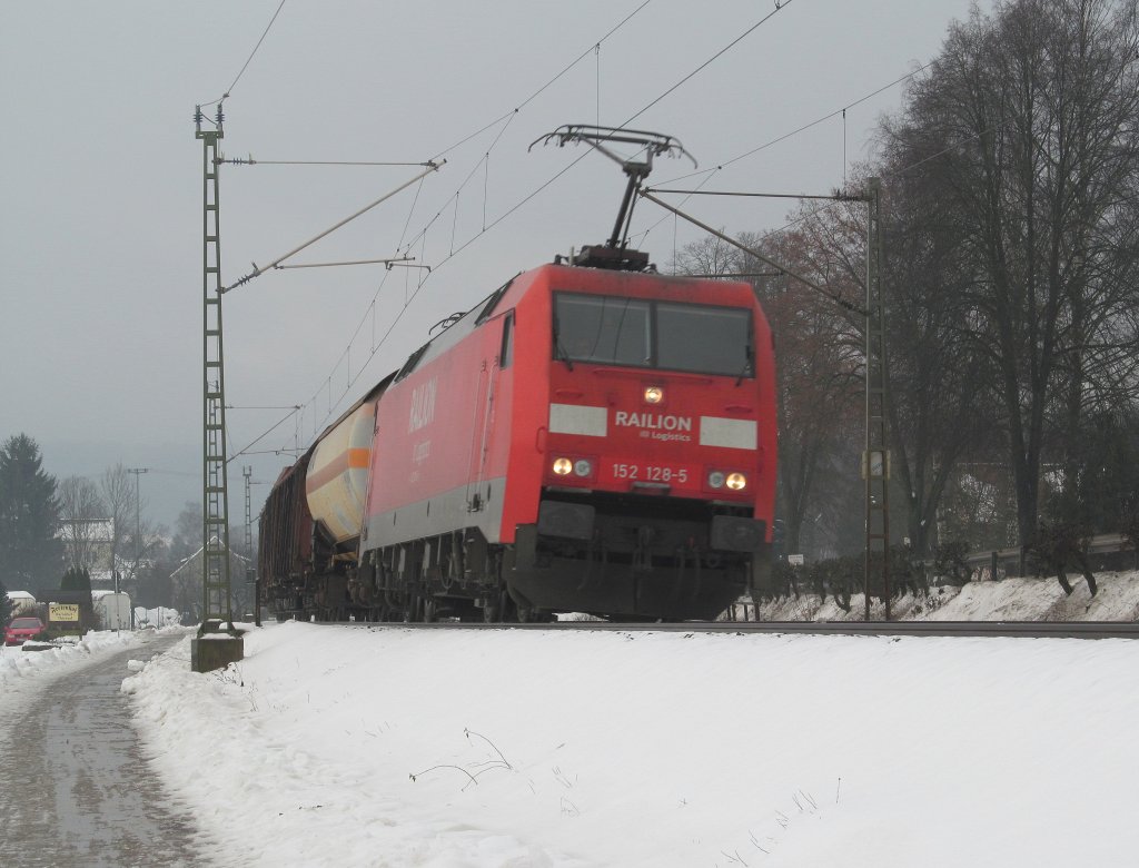 152 128-5 ist am 15. Dezember 2012 mit einem gemischten Gterzug bei Kronach unterwegs.