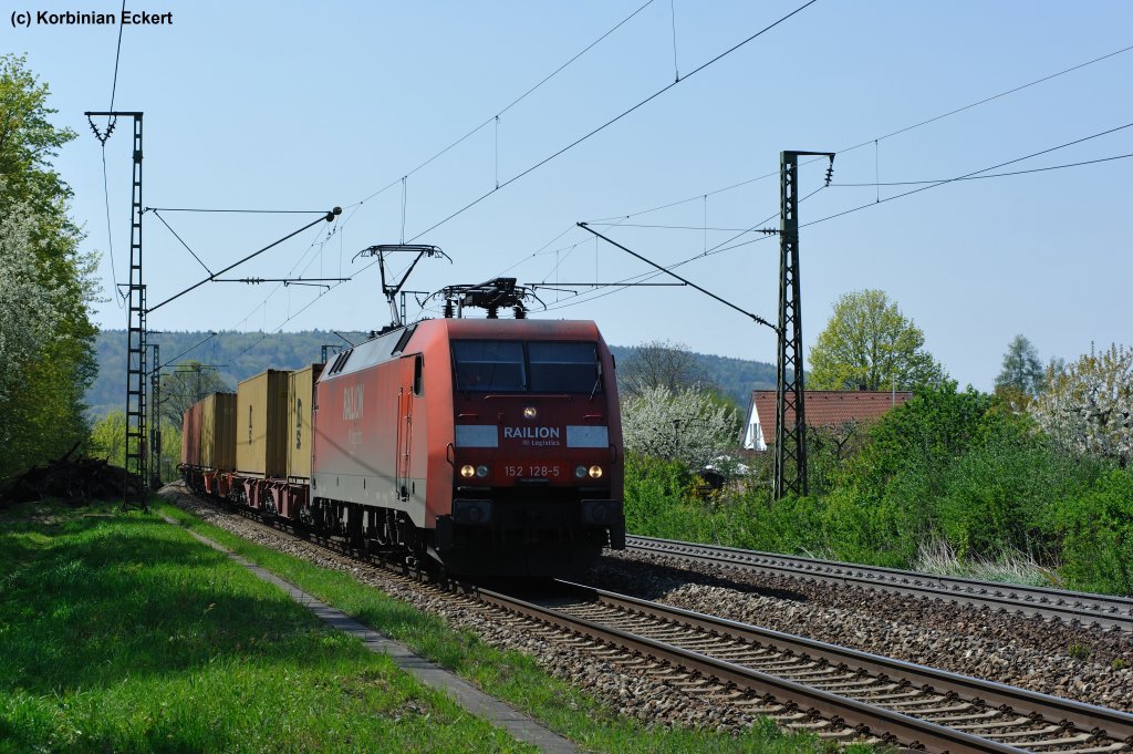 152 128-5 mit einem Containerzug bei der Durchfahrt in Regensburg-Prfening, 19.04.2011