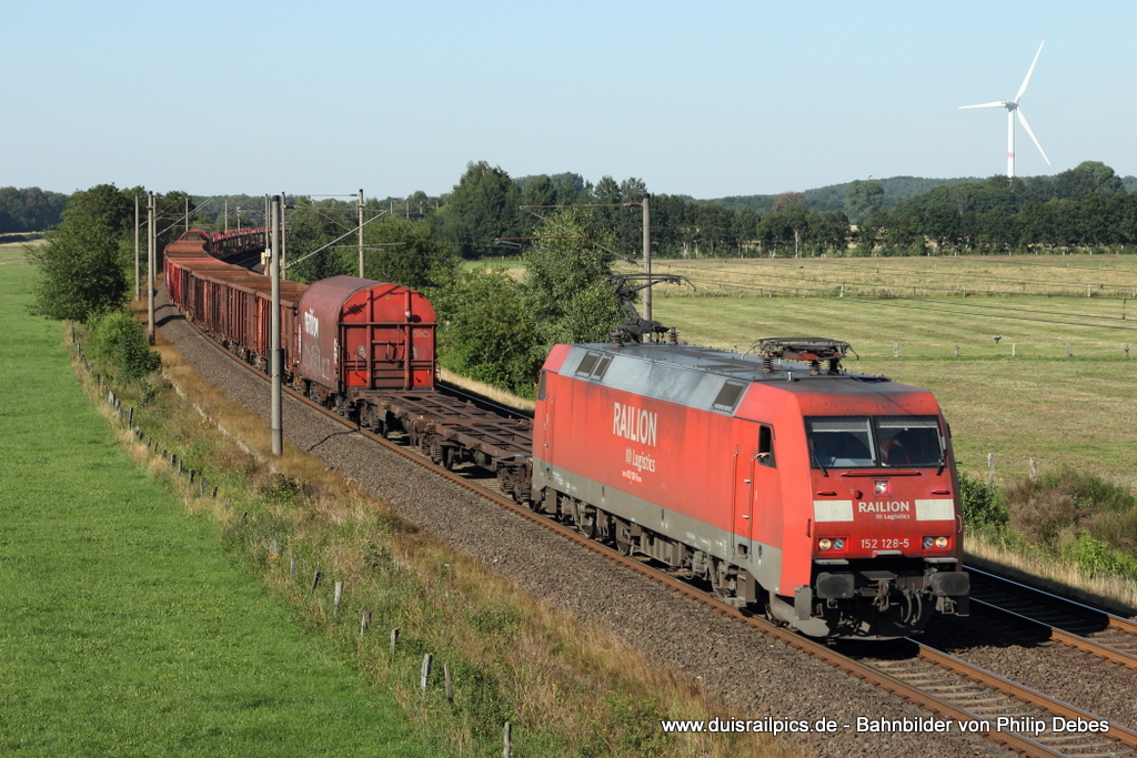 152 128-5 (Railion DB Logistics) fhrt am 24. Juli 2012 um 18:03 Uhr mit einem Gterzug durch Ramelsloh