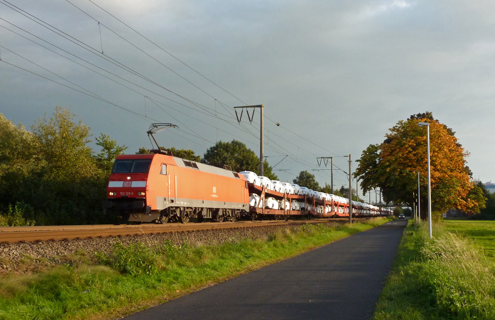 152 129-3 fuhr am 28.09.2012 mit einem Autozug von Osnabrck nach Emden, hier in Leer.