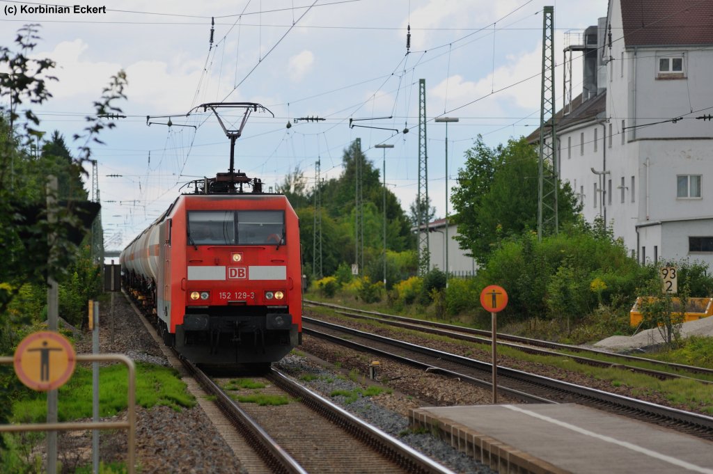 152 129-3 mit einem Kesselwagenzug Richtung Passau in Snching, 07.08.2012