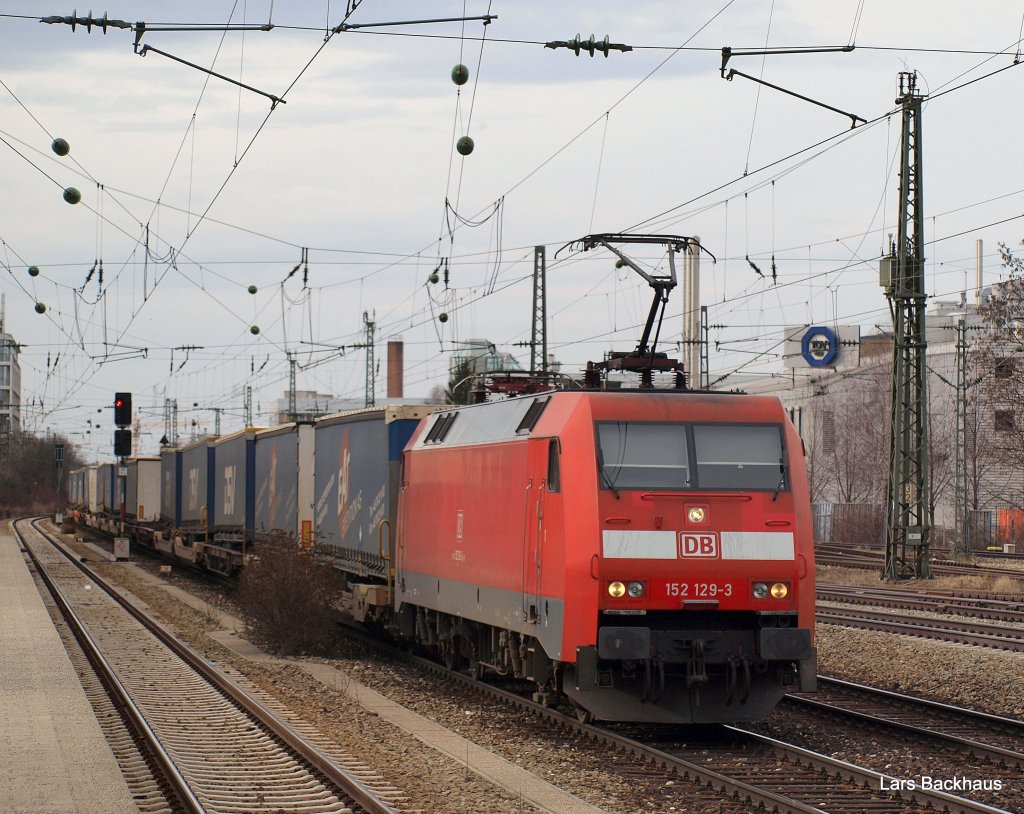152 129-3 poltert mit einem KLV-Zug durch den S-Bahnhof Heimeranplatz auf dem Weg Richtung Alpen. Aufgenommen am 20.03.10 beim BB-Treffen in Mnchen.
