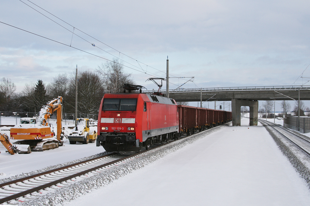 152 129 mit einem G�terzug am 18.12.2010 bei der Durchfahrt durch den Bahnhof Haspelmoor. (Standpunkt war der Mittelbahnsteig, somit �ffentlich zug�nglich)