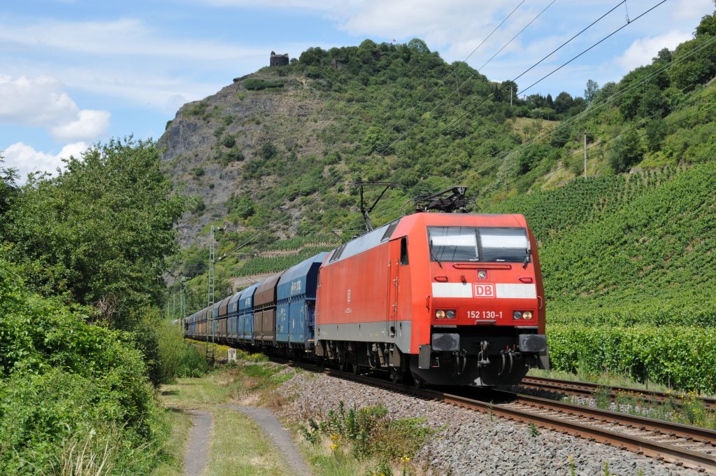 152 130-1 zieht den PKP-Kohlezug durch Leutesdorf Richtung Sden. Aufgenommen am 09/07/2011.