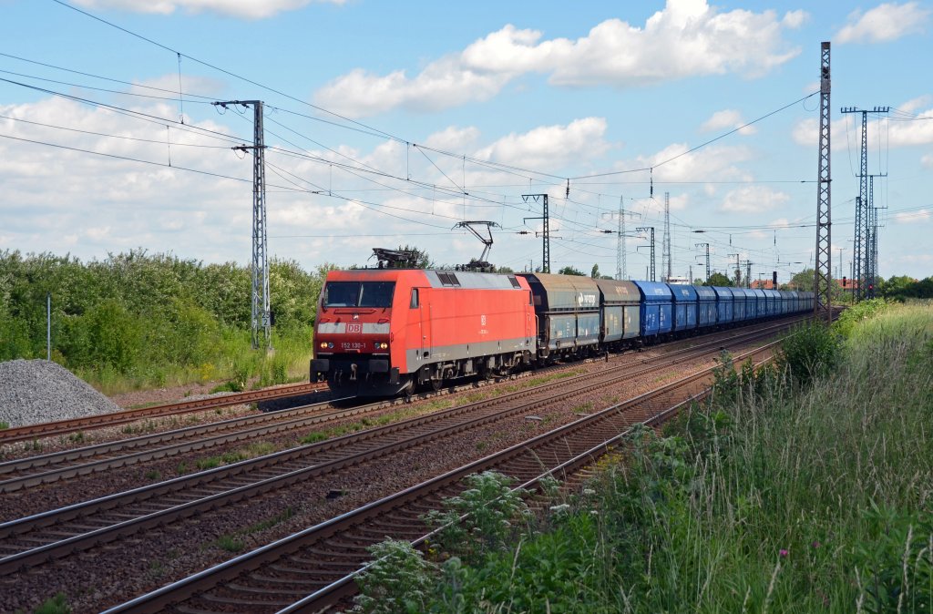 152 130 zog am 22.06.13 einen Ganzzug PKP-Kohlewagen durch Grokorbetha Richtung Weimar. 