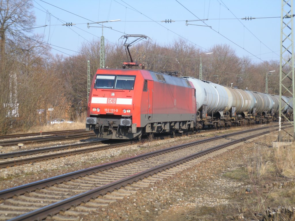 152 131-9 am 08. M�rz aufgenommen in M�nchen Riem mit einem kurzen G�terzug stadteinw�rts fahrend.