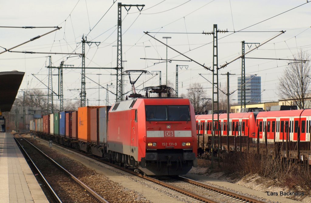 152 131-9 durchfhrt mit einem Containerzug aus Maschen Rbf den Bahnhof Trudering auf dem Weg nach Salzburg. Aufgenommen am 20.03.10 beim BB-Treffen in Mnchen.
