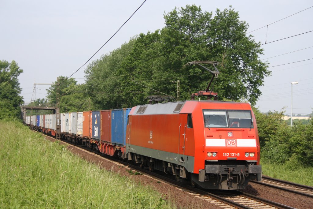 152 131 mit einem Containerzug in Ahlten am 08.06.2010