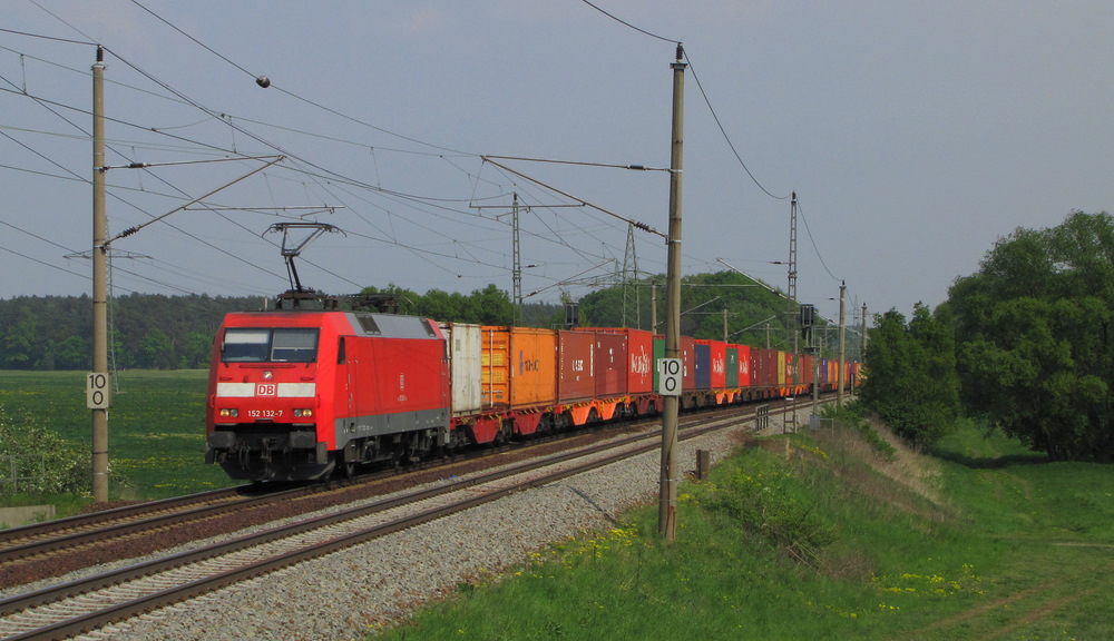 152 132-7 kommt hier in Nudow mit Containern Richtung Saarmund gefahren. 29.04.2011
