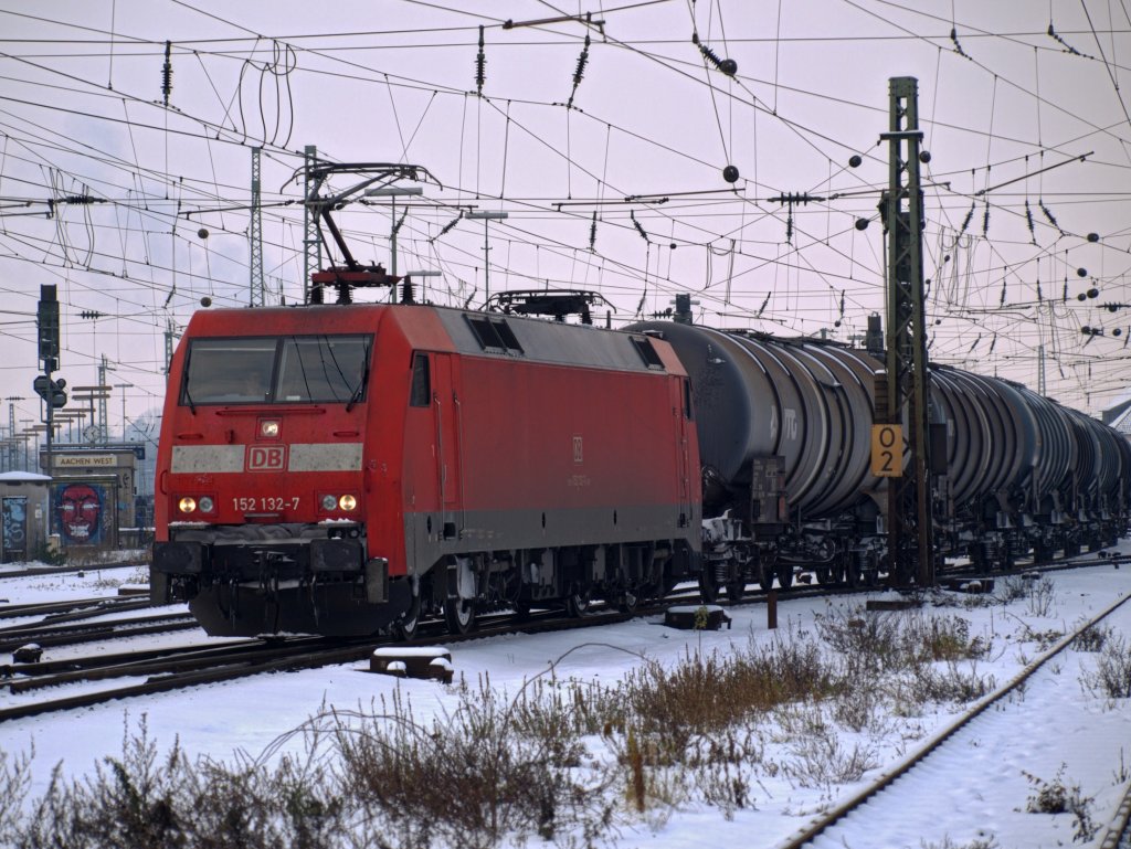 152 132-7 verl��t mit einem Kesselzug am 02.12.2010 Aachen West Richtung K�ln.