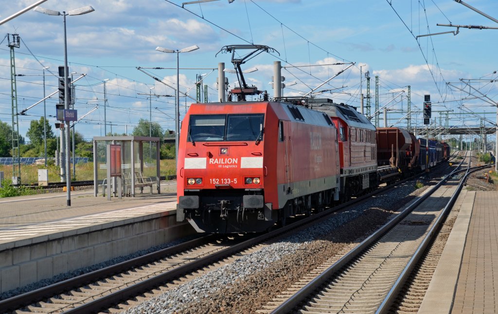 152 133 zog am 22.07.12 einen gemischten Gterzug samt kalter 233 321 durch Bitterfeld Richtung Halle/Leipzig.