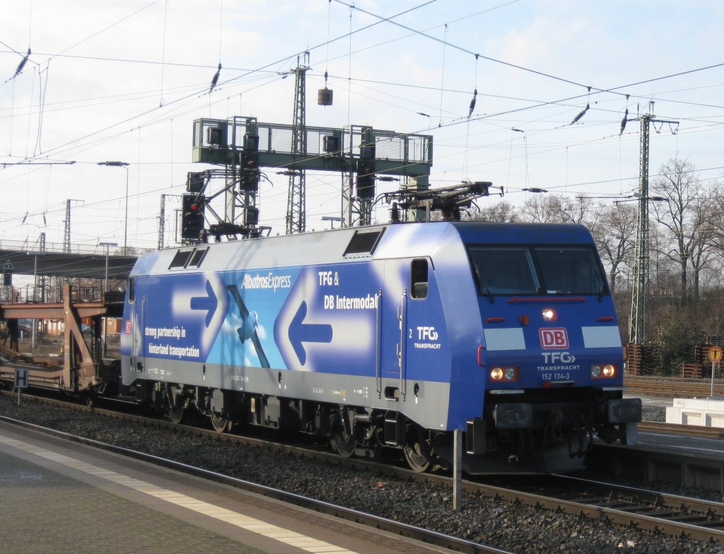 152 134 - 3 (Albatros Express) am 02.12.2009 bei der Bahnhofsdurchfahrt in Gieen in Richtung Kassel.