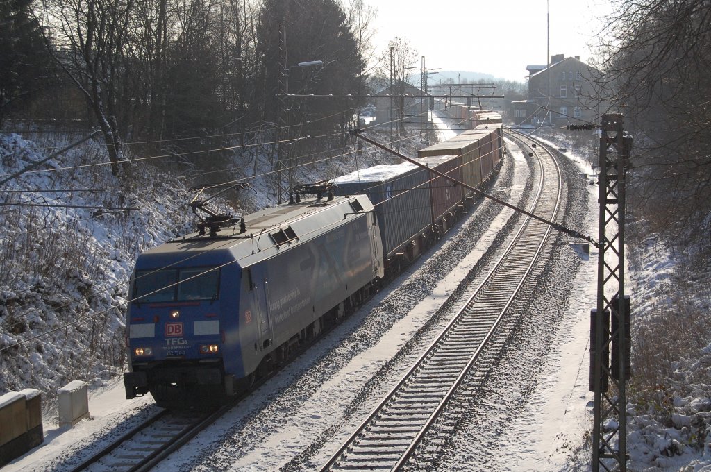 152 134-3  TFG  durchfuhr mit einem Containerzug am 04.12.2010 bei schnstem Streiflicht den ehem. Bahnhof Buke.