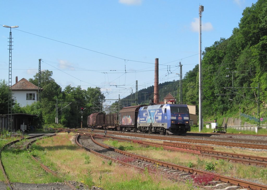 152 134-3  TFG Transfracht  zieht am 22. Juni 2013 einen gemischten Gterzug durch Kronach in Richtung Saalfeld.