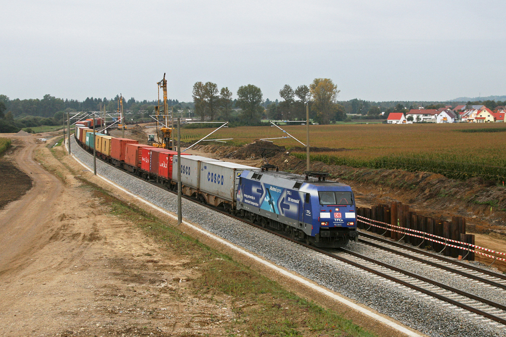 152 134 mit Containerzug am 02.10.2010 in Hattenhofen.