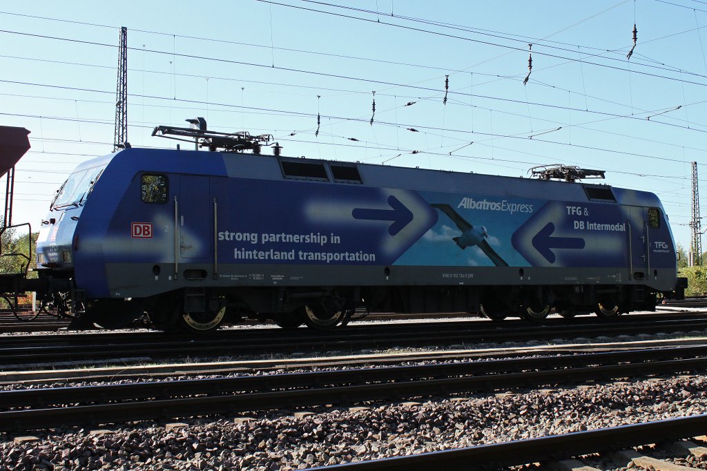 152 134 steht am 1.10.11 mit einem Schotterzug in Duisburg-Entenfang abgestellt.